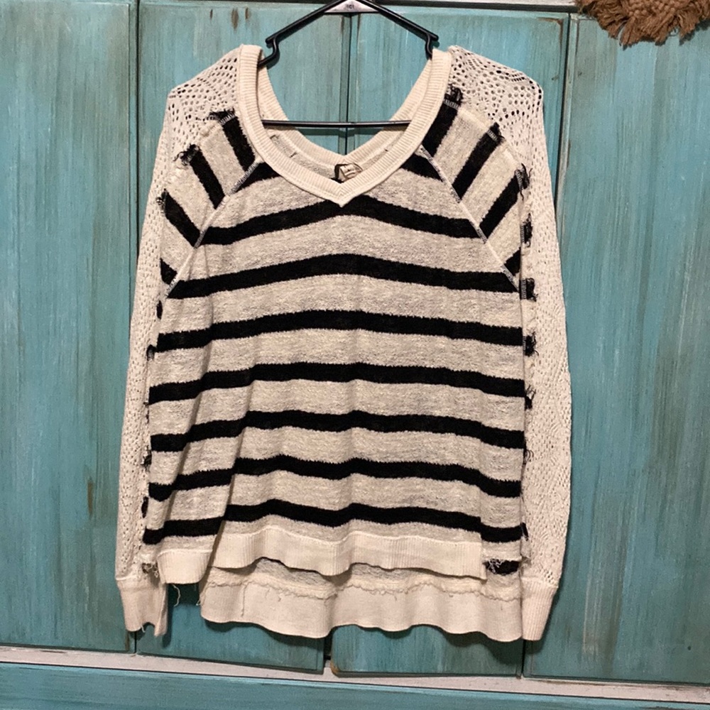 Cute sweater v neck in front and back
